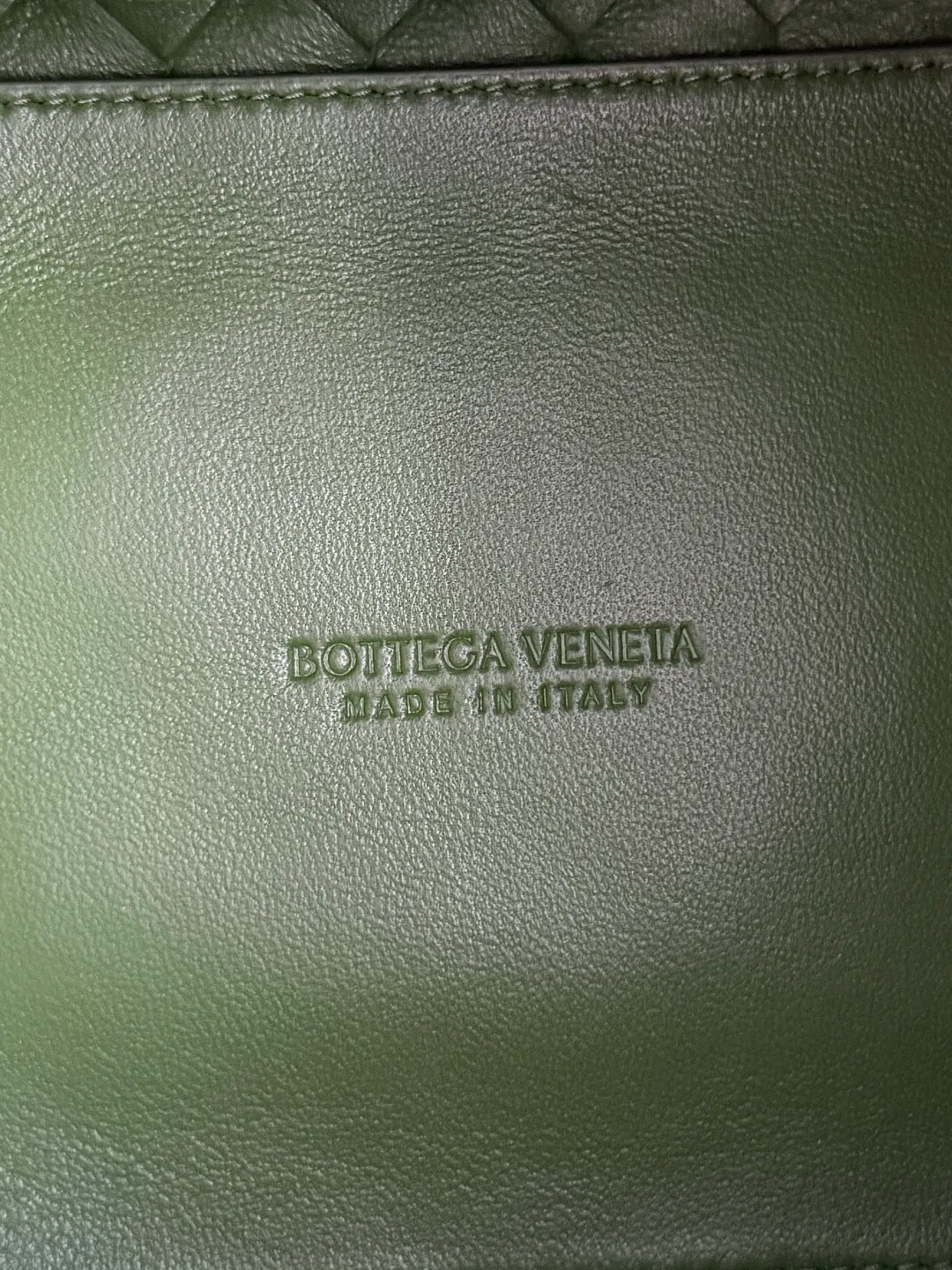Batch 1760 BV home is new! Andiamo combines the Bottega Veneta archive parachute handbag to inherit retro elements and integrate modern trends. The same style as Shu Qi's in Beijing Night. It is a continuation of the classic bag. It has three functions: hand carry, shoulder and cross-body. It is embellished with metal brass knot buckles. It is small and has an amazing capacity. It can easily hold sunglasses in a box / small bottle of water / powder powder / charger and other daily necessities when going out. The upper body is versatile. Style number: 796569 Size: 21*17*16.5cm